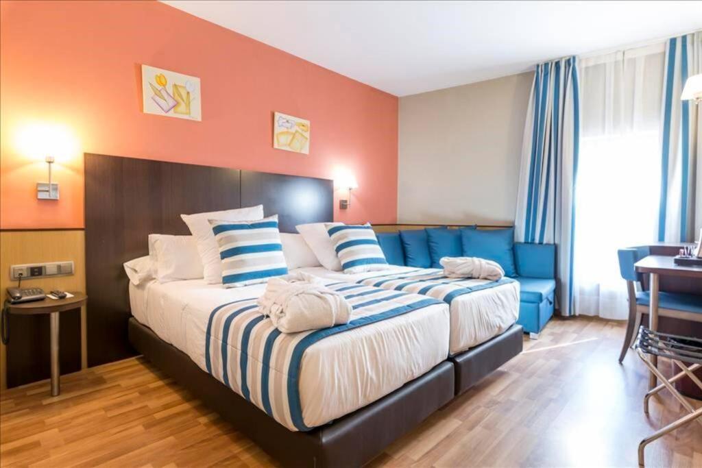 Habitacion Con Dos Camas En Hotel Ronda Lesseps Ferienhaus Barcelona