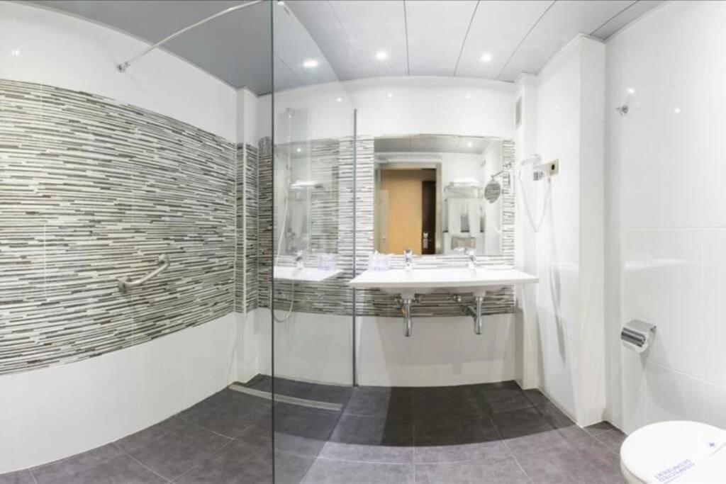 Holiday home Habitacion Con Dos Camas En Hotel Ronda Lesseps Barcelona